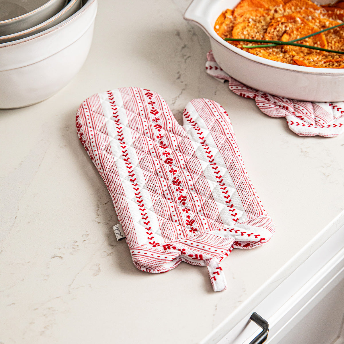 Villa Stripe Oven Mitt and Pot Holder Set of 2 Piece Ruby