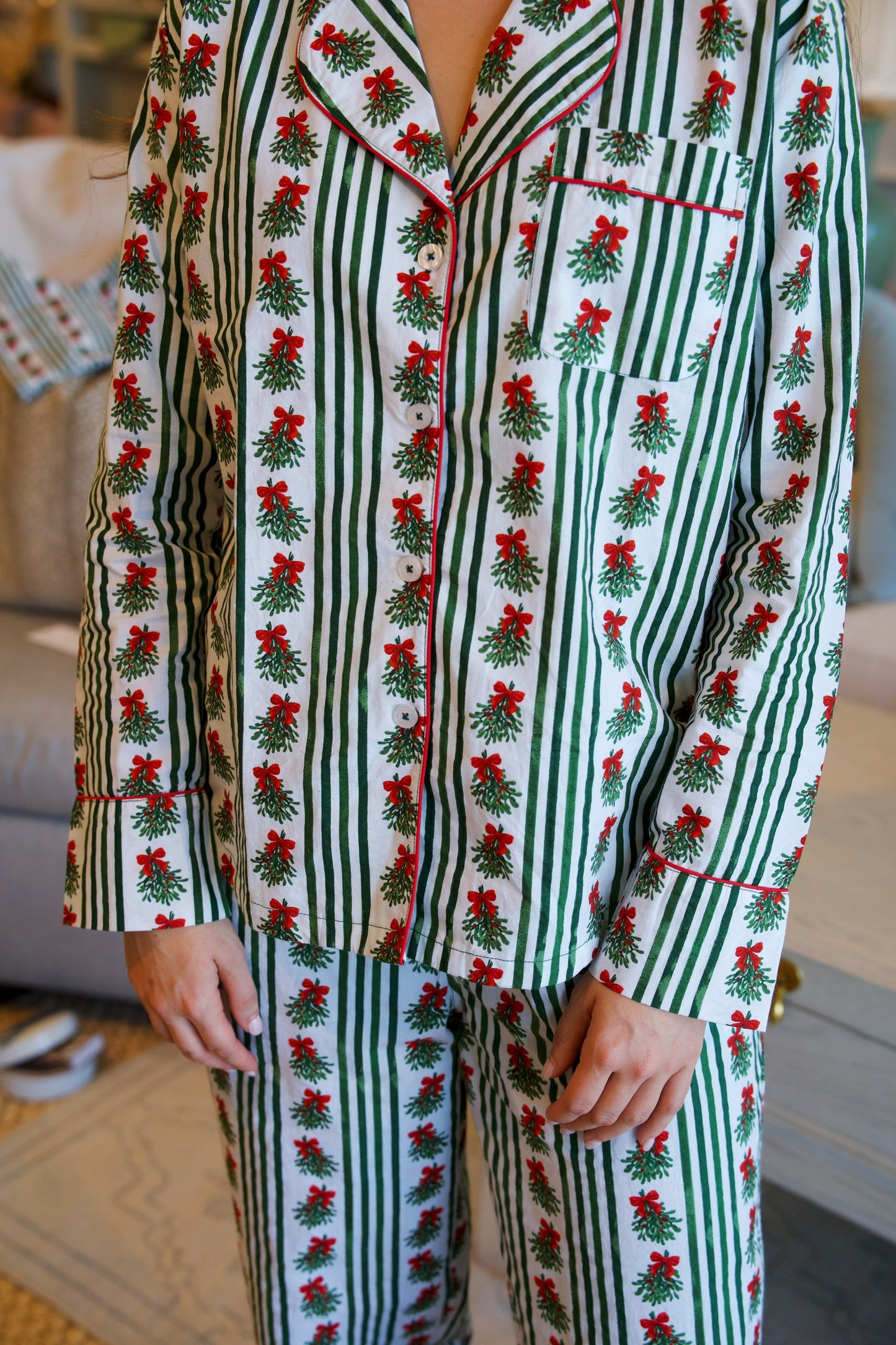 Meet Me Under The Mistletoe | Long Sleeve Pajamas Gift Set | White-Green