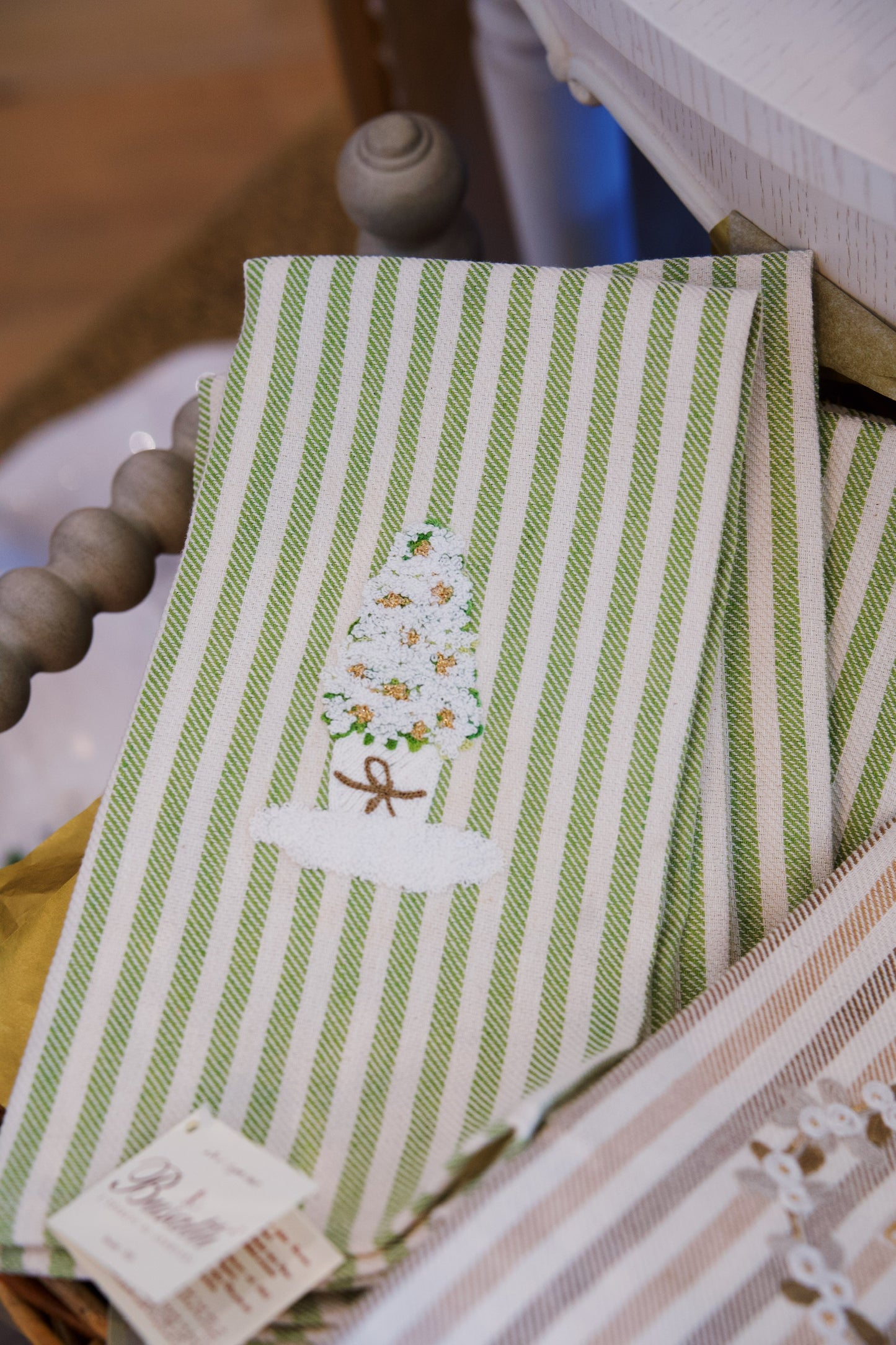 Topiary Christmas Tree | Busatti Pomelo Kitchen Towel | Col. 8