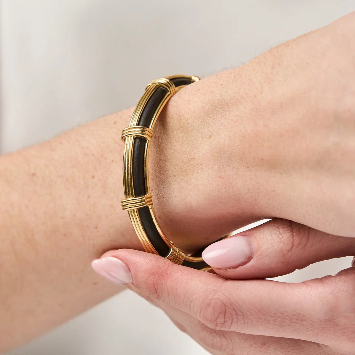 Gaia Petite Hinged Bangle S/M | Ebony