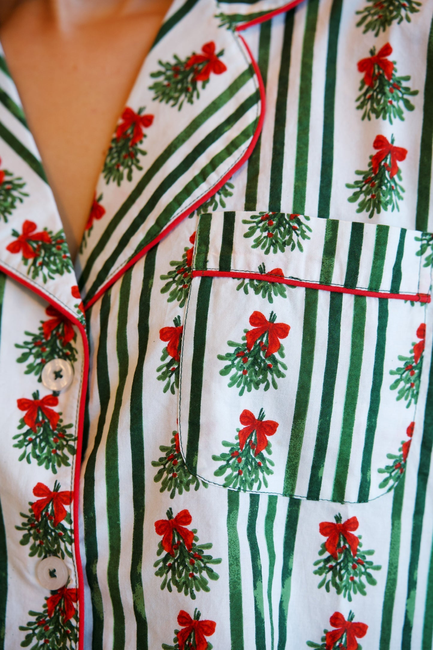 Meet Me Under The Mistletoe | Long Sleeve Pajamas Gift Set | White-Green