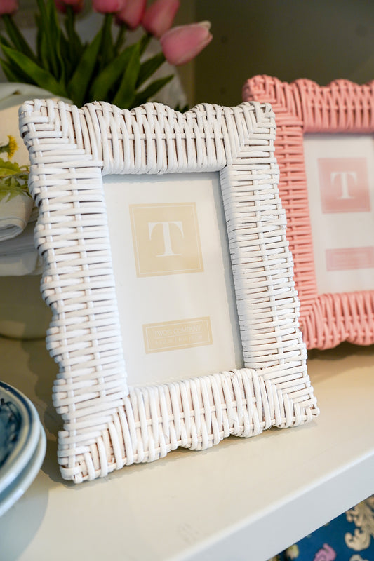 5X7 WHITE SCALLOPED WICKER PHOTO FRAME