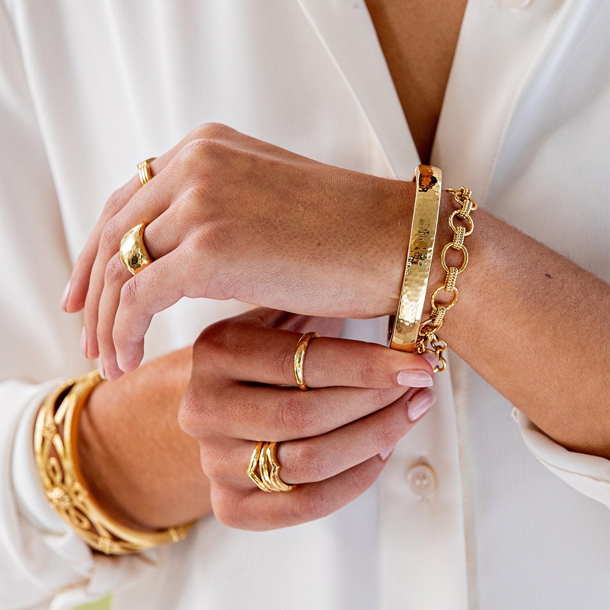 Cleopatra Oval Hinged Bangle - Gold M/L