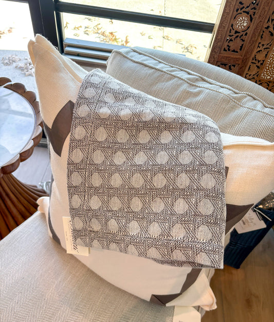 Giocco di Vienna Table Runner 16" x 69"